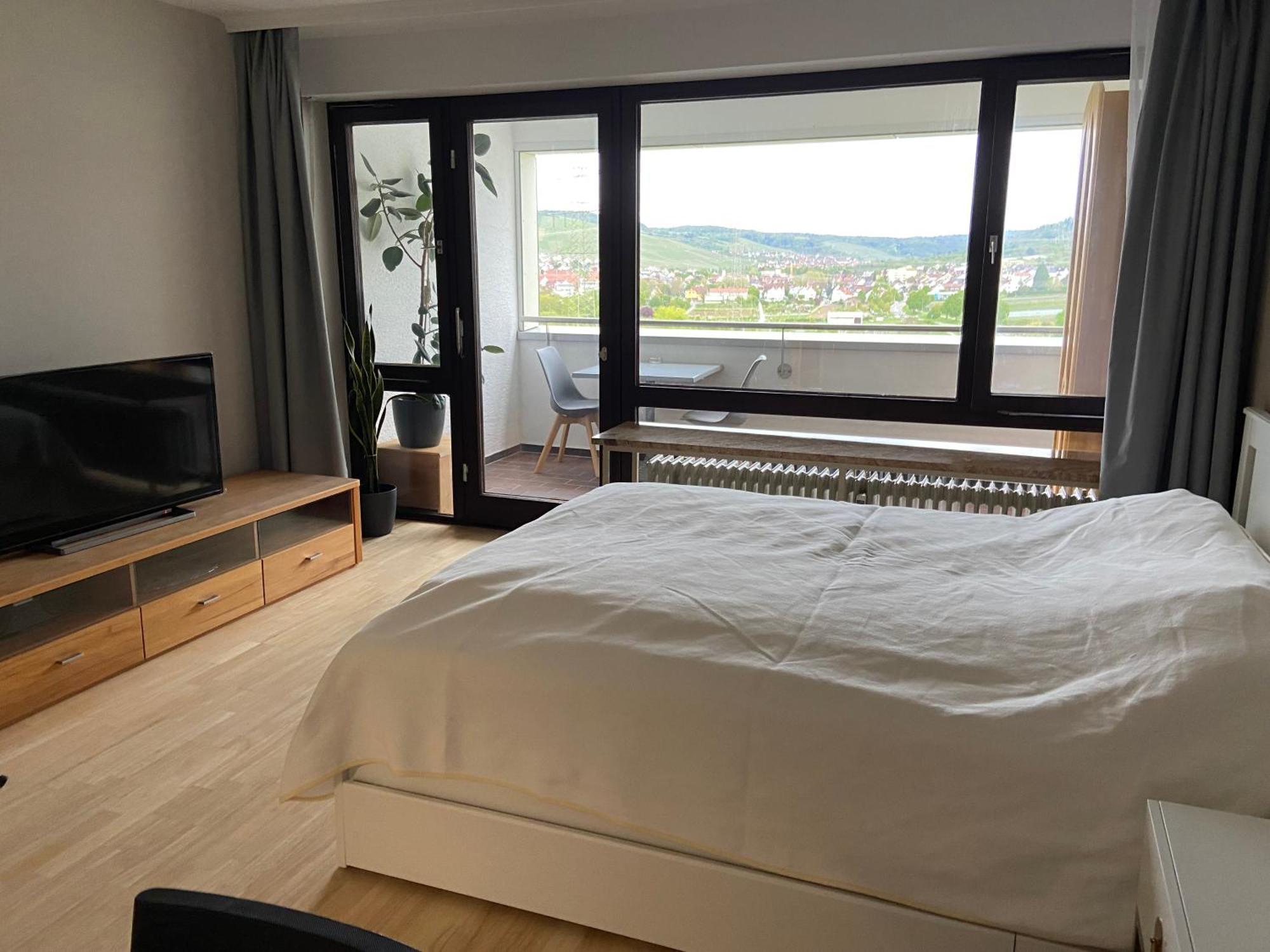 Freshly Renovated Studio Apartment - Top Location In Weinstadt Εξωτερικό φωτογραφία